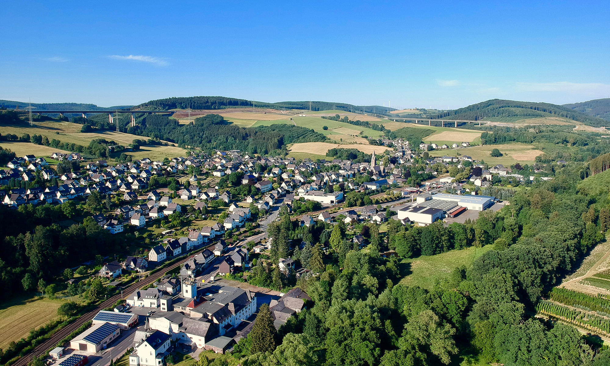 Nuttlar mit Blick auf den Surenberg